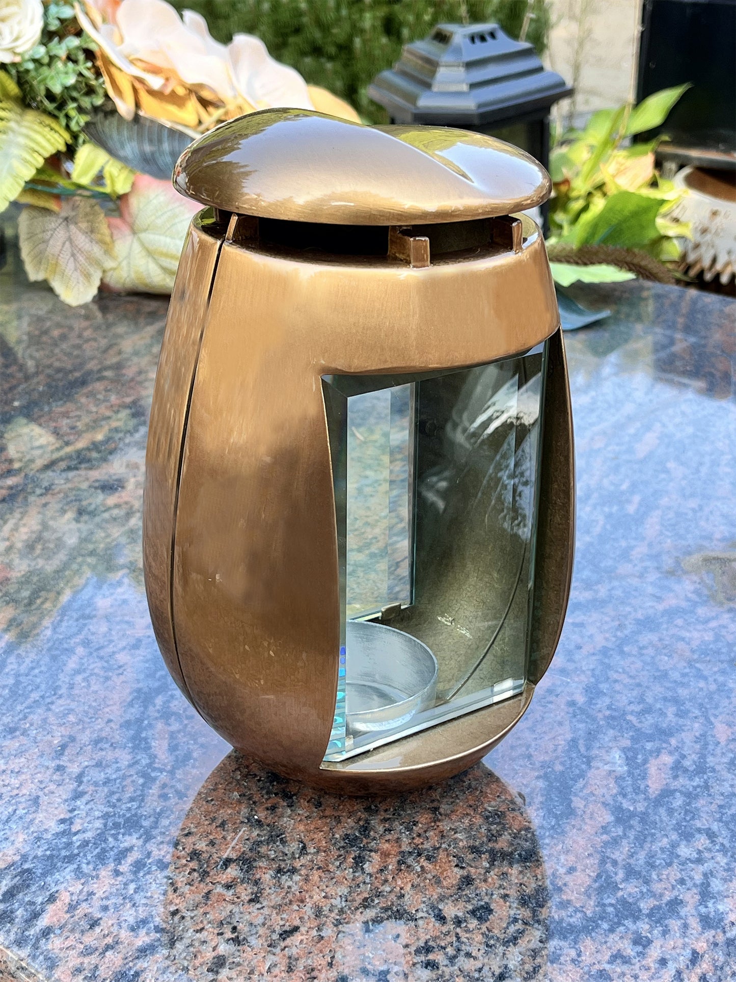 Stilvolle Grablaterne, Grabschmuck, Grablampe aus Messing