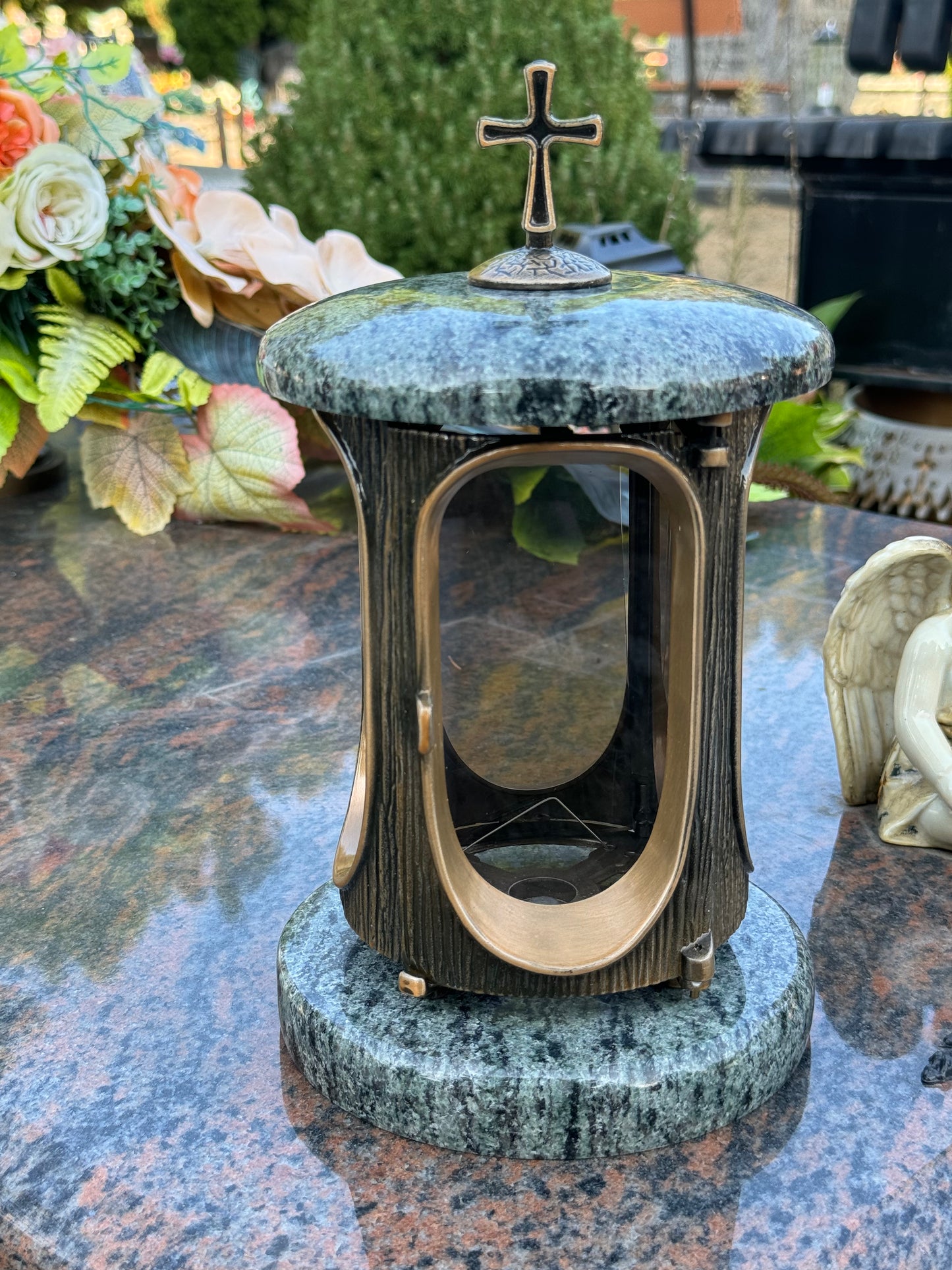 Grablaterne Granit Olive Höhe 23 cm/Ø 15 cm Bronze mit Kreuz